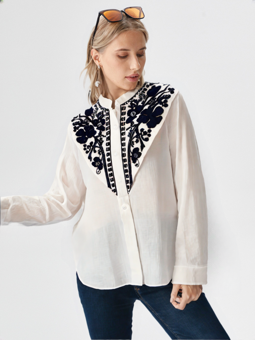 Camisa Blanca con Bordado Floral Navy en Canesú