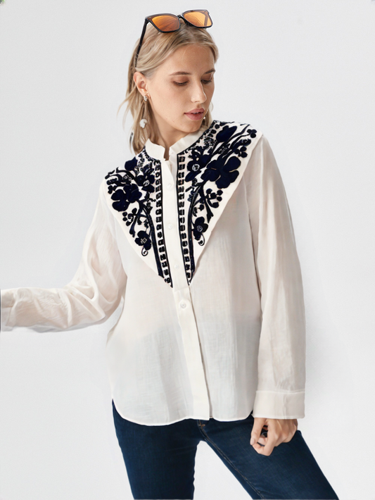 Camisa Blanca con Bordado Floral Navy en Canesú