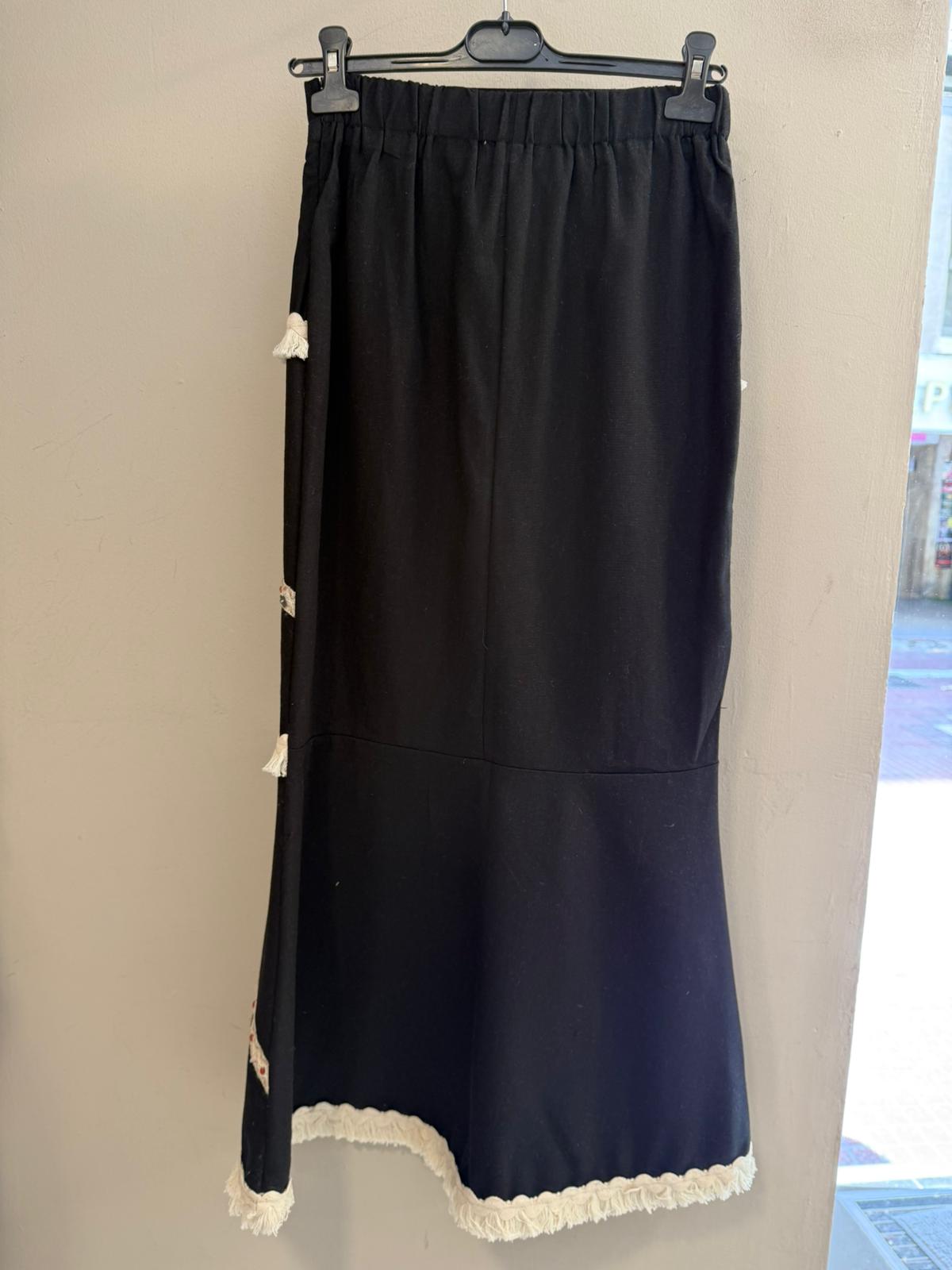 Conjunto top y Falda Midi Negro con Flecos y Bordado Artesanal