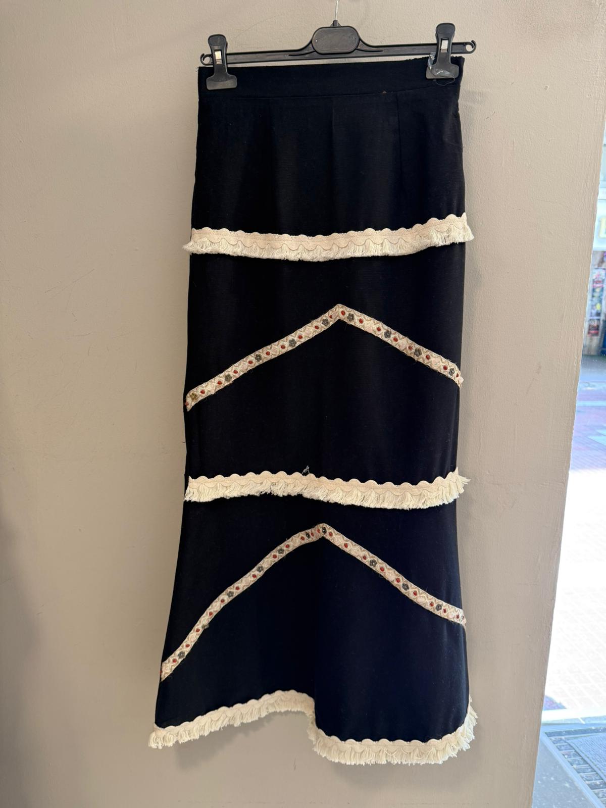 Conjunto top y Falda Midi Negro con Flecos y Bordado Artesanal