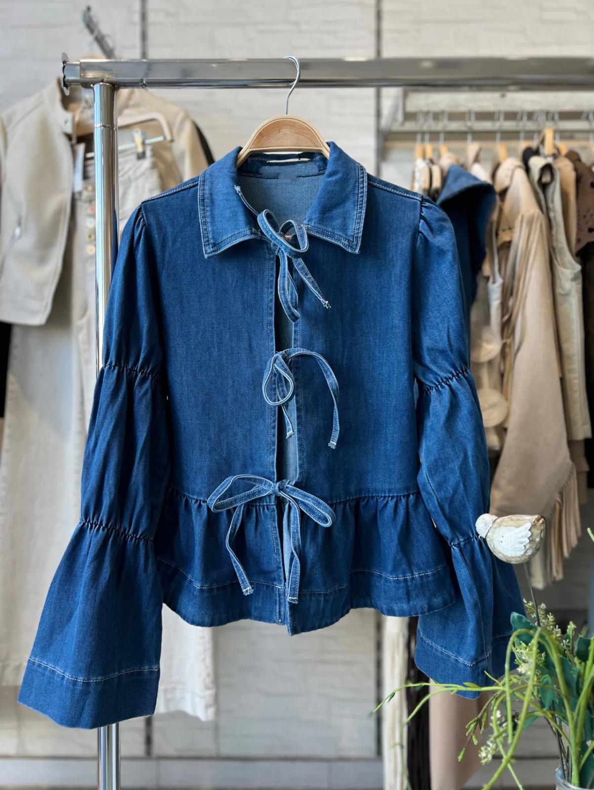 Chaqueta Vaquera con lazadas y volante