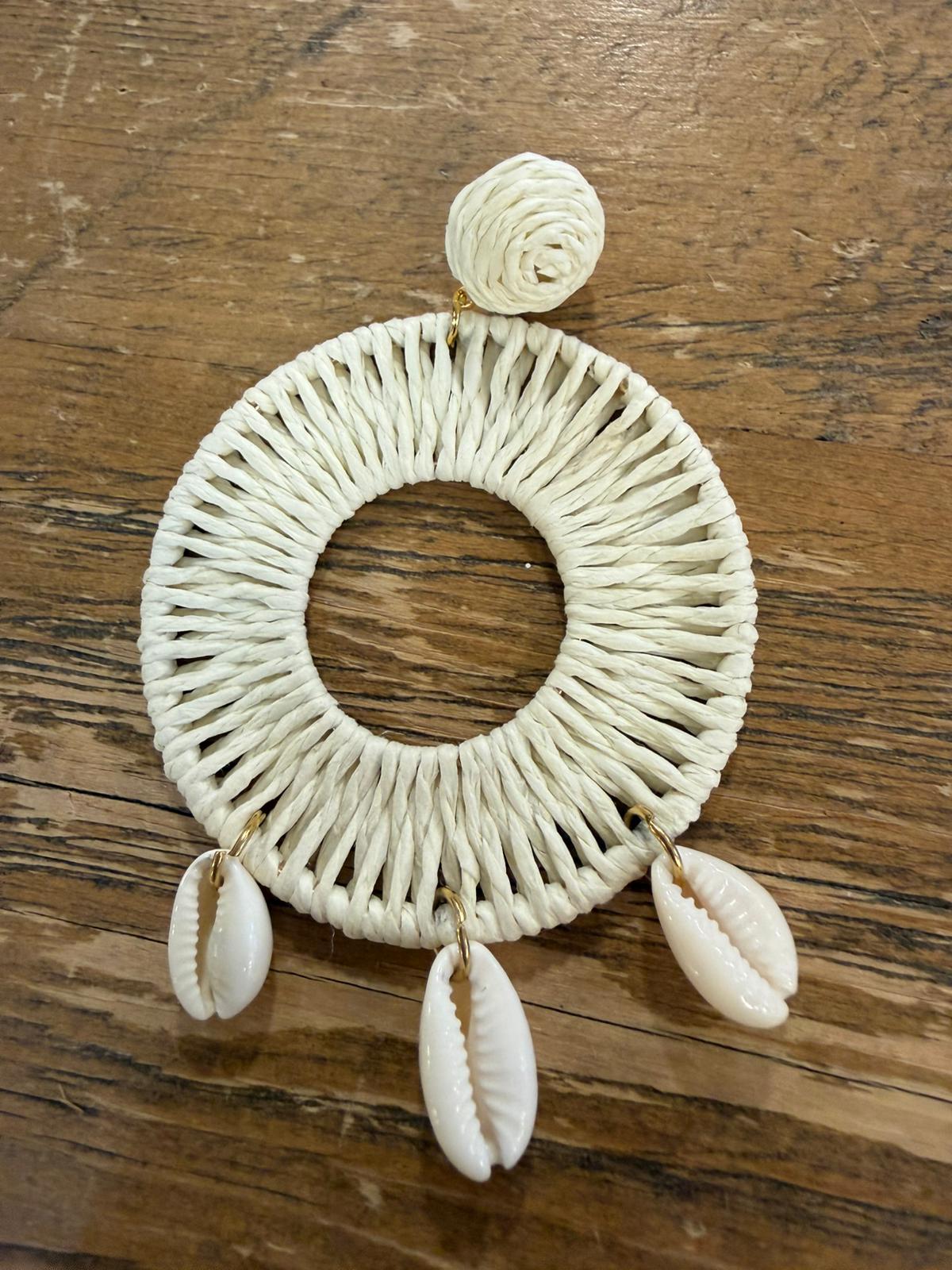 Pendientes Aro Tejido Fibra Natural con Conchitas