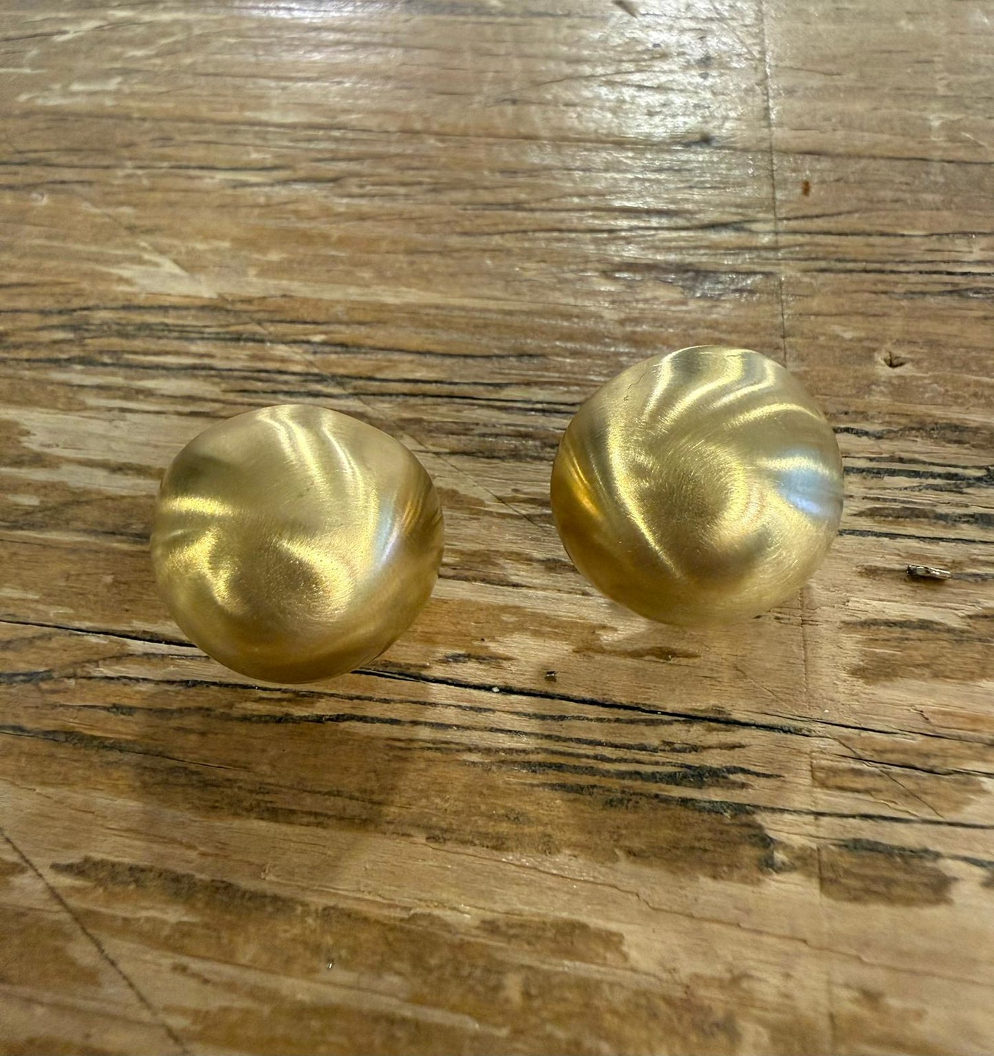 Pendientes Botón Redondo Dorado con Cierre Mosquetón