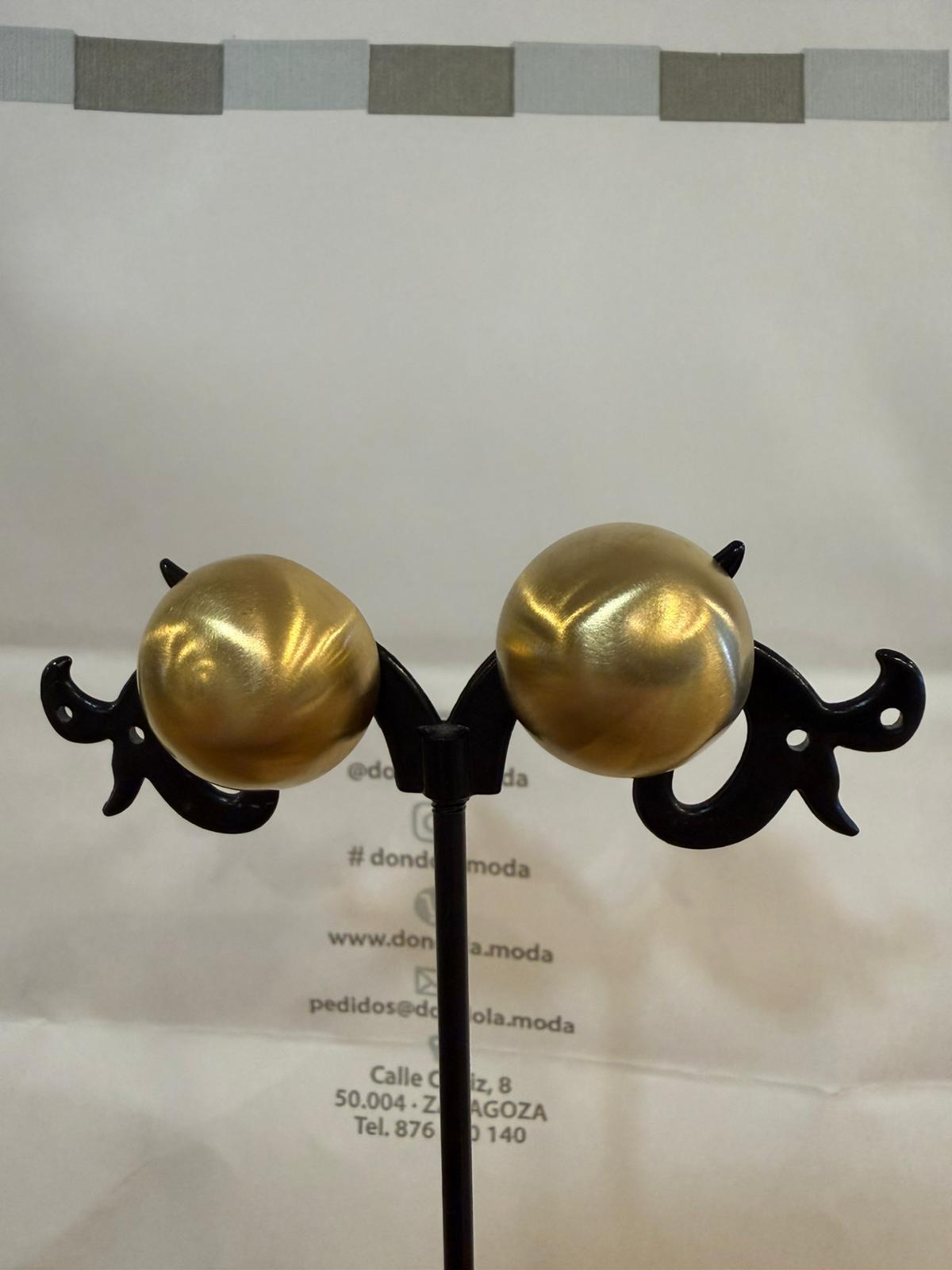 Pendientes Botón Redondo Dorado con Cierre Mosquetón
