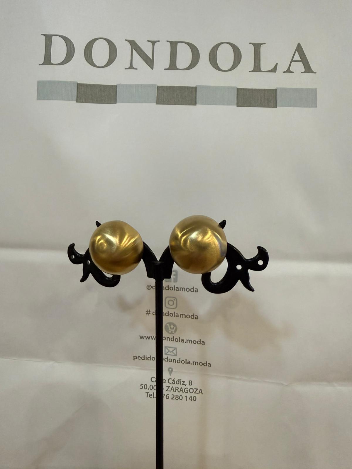 Pendientes Botón Redondo Dorado con Cierre Mosquetón
