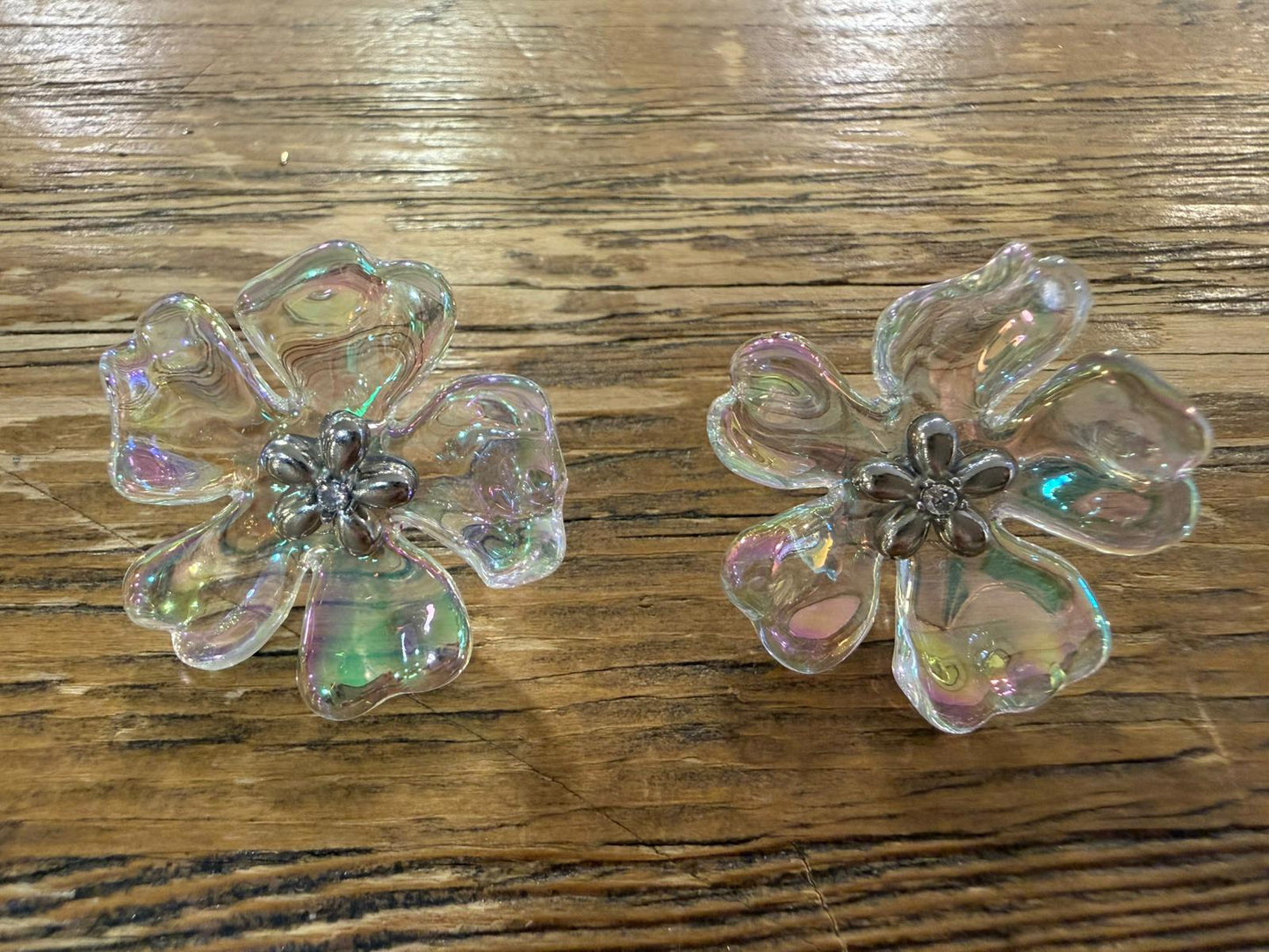 Pendientes Flor Iridiscente con Centro Metálico
