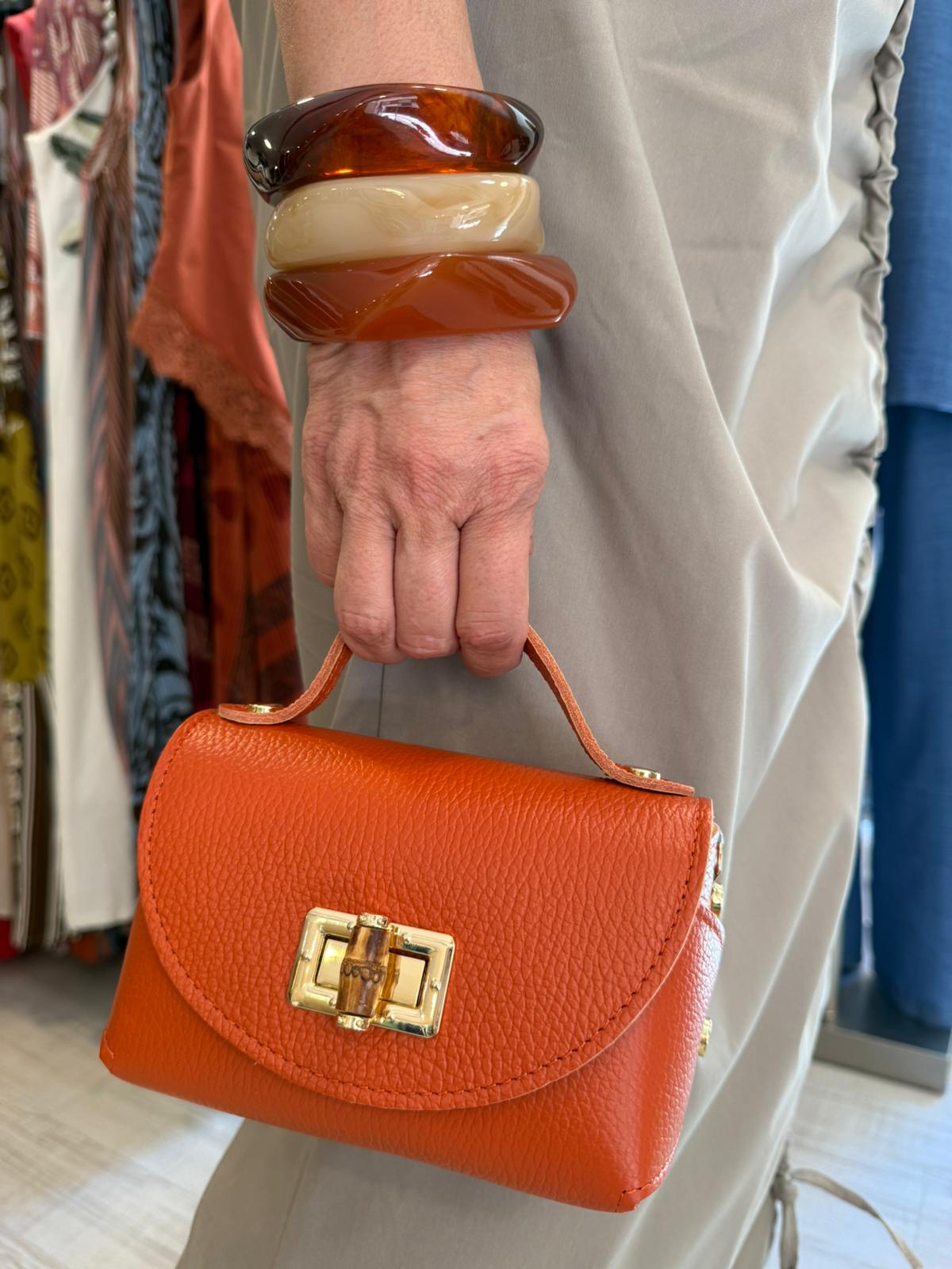 Mini Bolso de Piel con Cierre Dorado - Elegante y Compacto