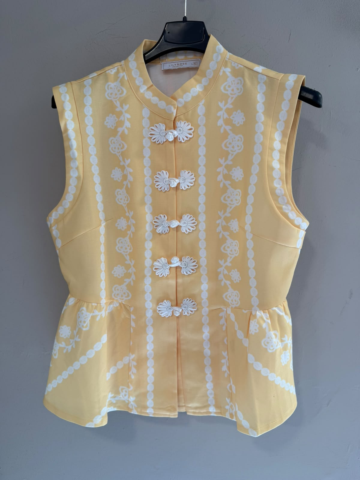 Chaleco amarillo estampado acabado peplum