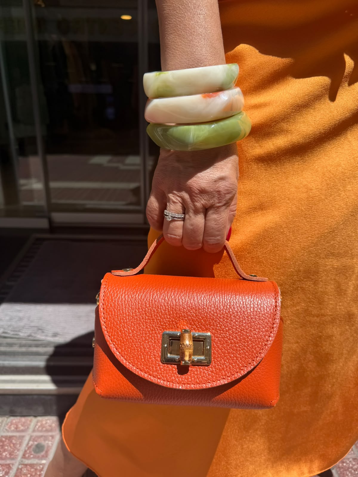 Mini Bolso de Piel con Cierre Dorado - Elegante y Compacto