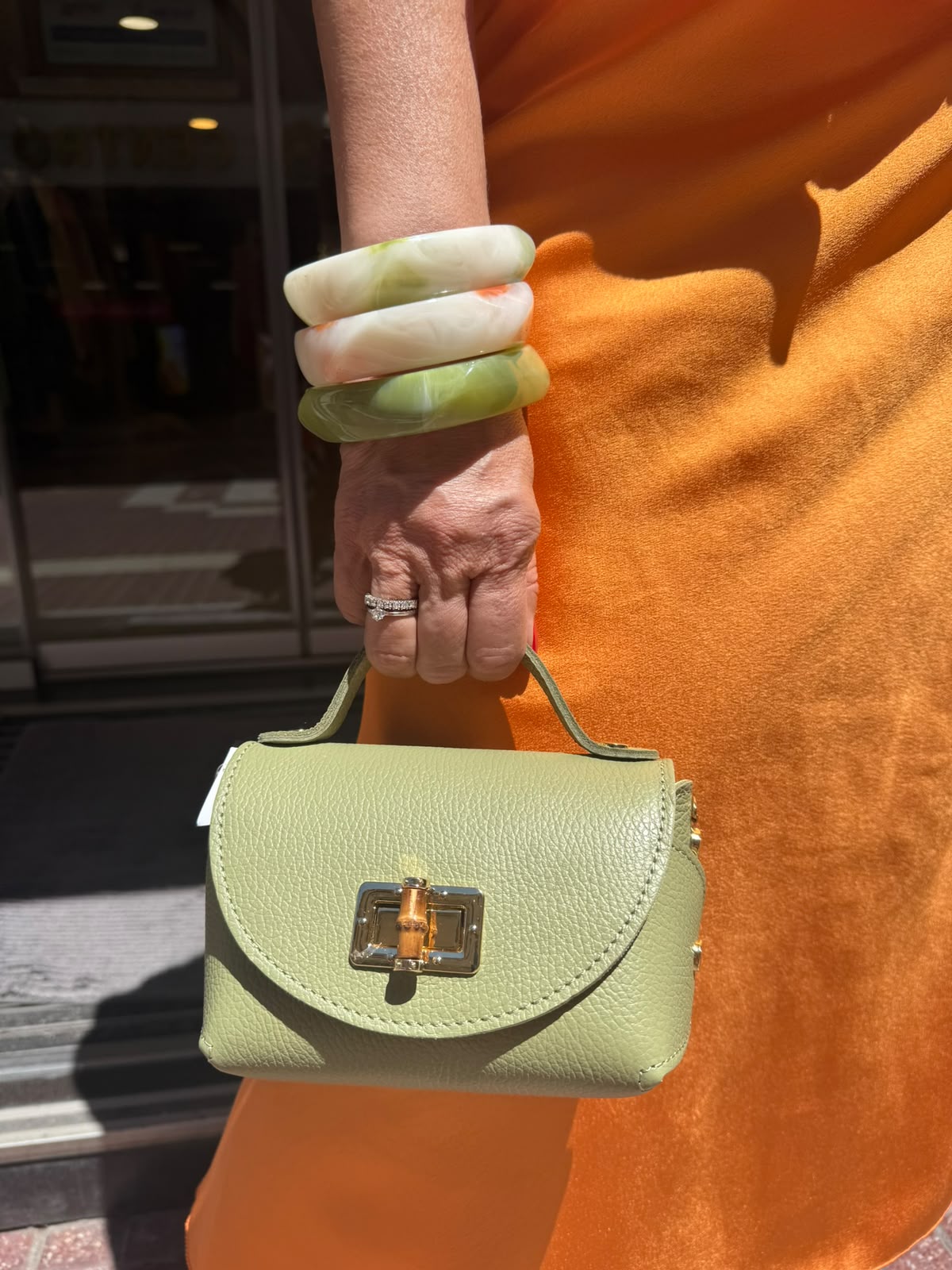 Mini Bolso de Piel con Cierre Dorado - Elegante y Compacto