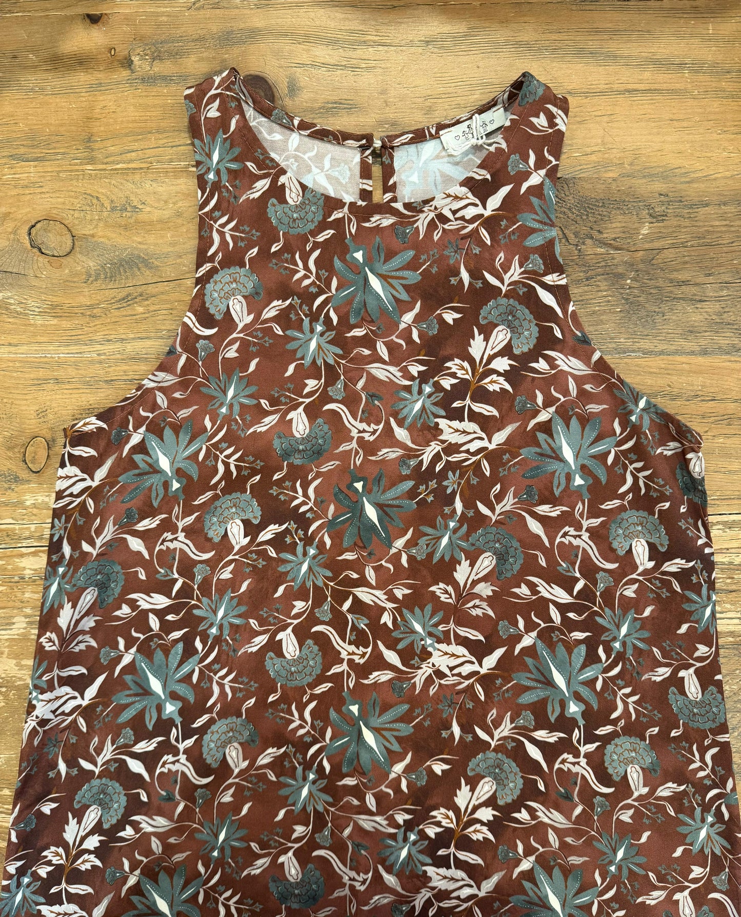 Vestido con estampado floral sobre fondo oscuro