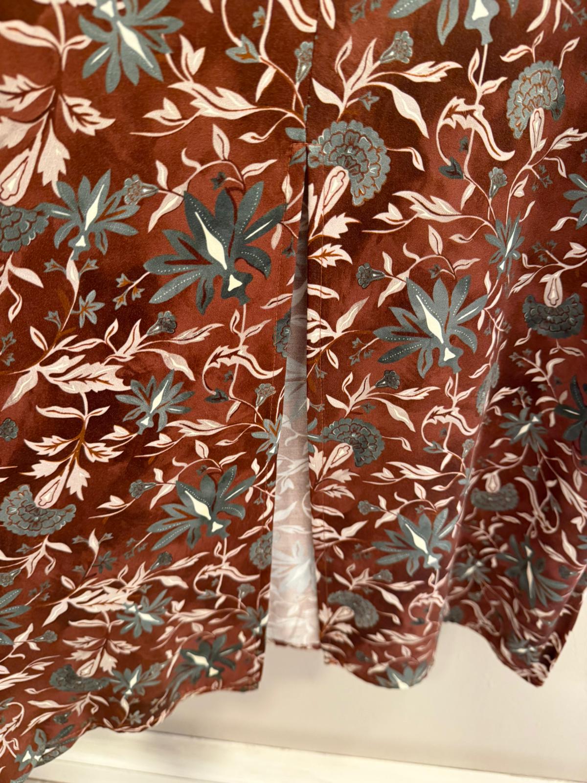 Vestido con estampado floral sobre fondo oscuro