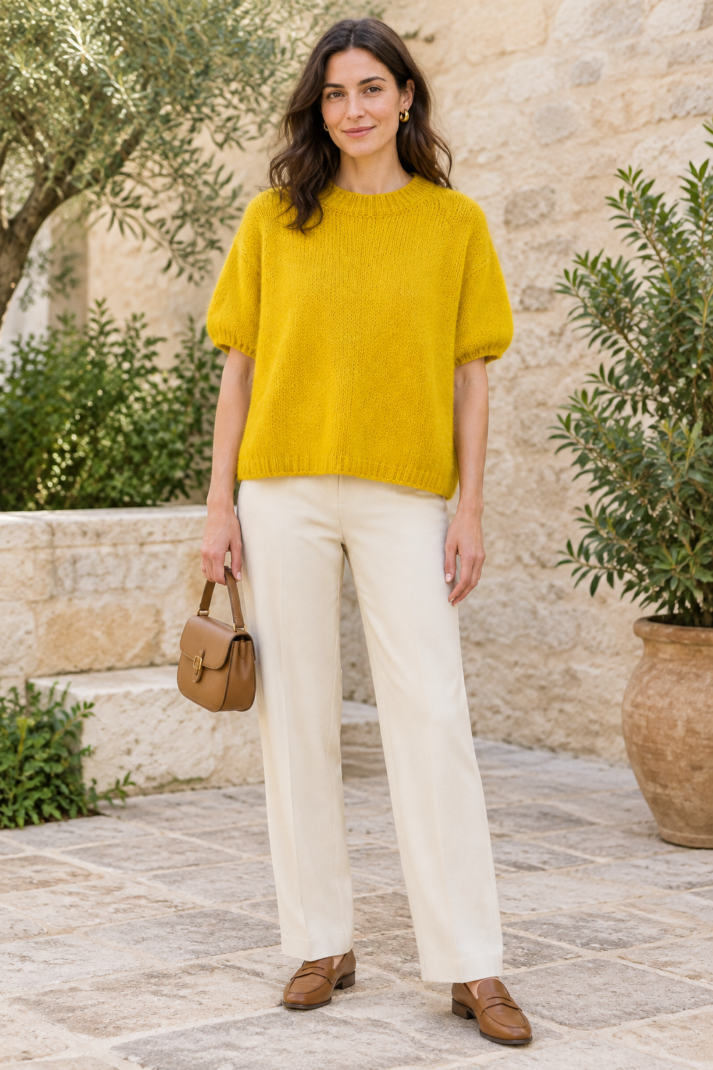 Jersey amarillo con manga más recogida y pantalón crema