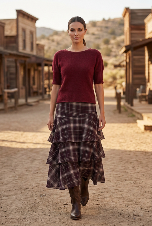 Look del oeste con jersey burdeos de bajo liso y canalé solo en las mangas