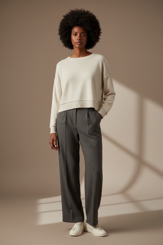 Modelo afro con jersey cropped