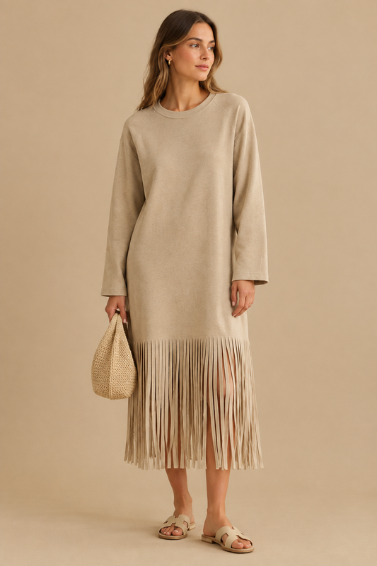 Modelo con sudadera larga de flecos, estudio en tonos beige