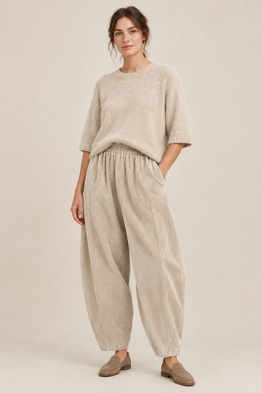 Modelo IA con pantalón barrel beige y jersey beige