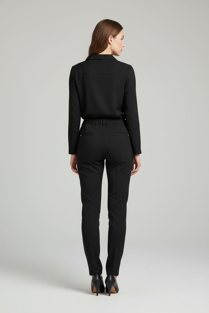 Modelo IA vista trasera pantalón pitillo negro